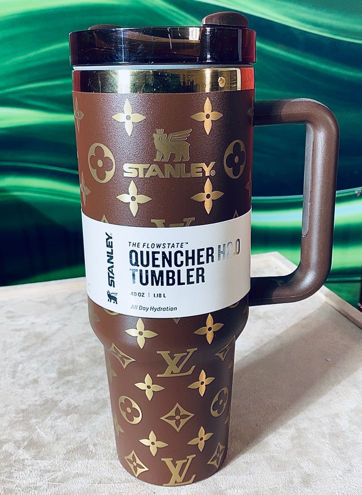 (جنطة وستانلي اصدار خاص  LV Neverfull ) لا تميز عن الاصلية وياها كامل الشهادات