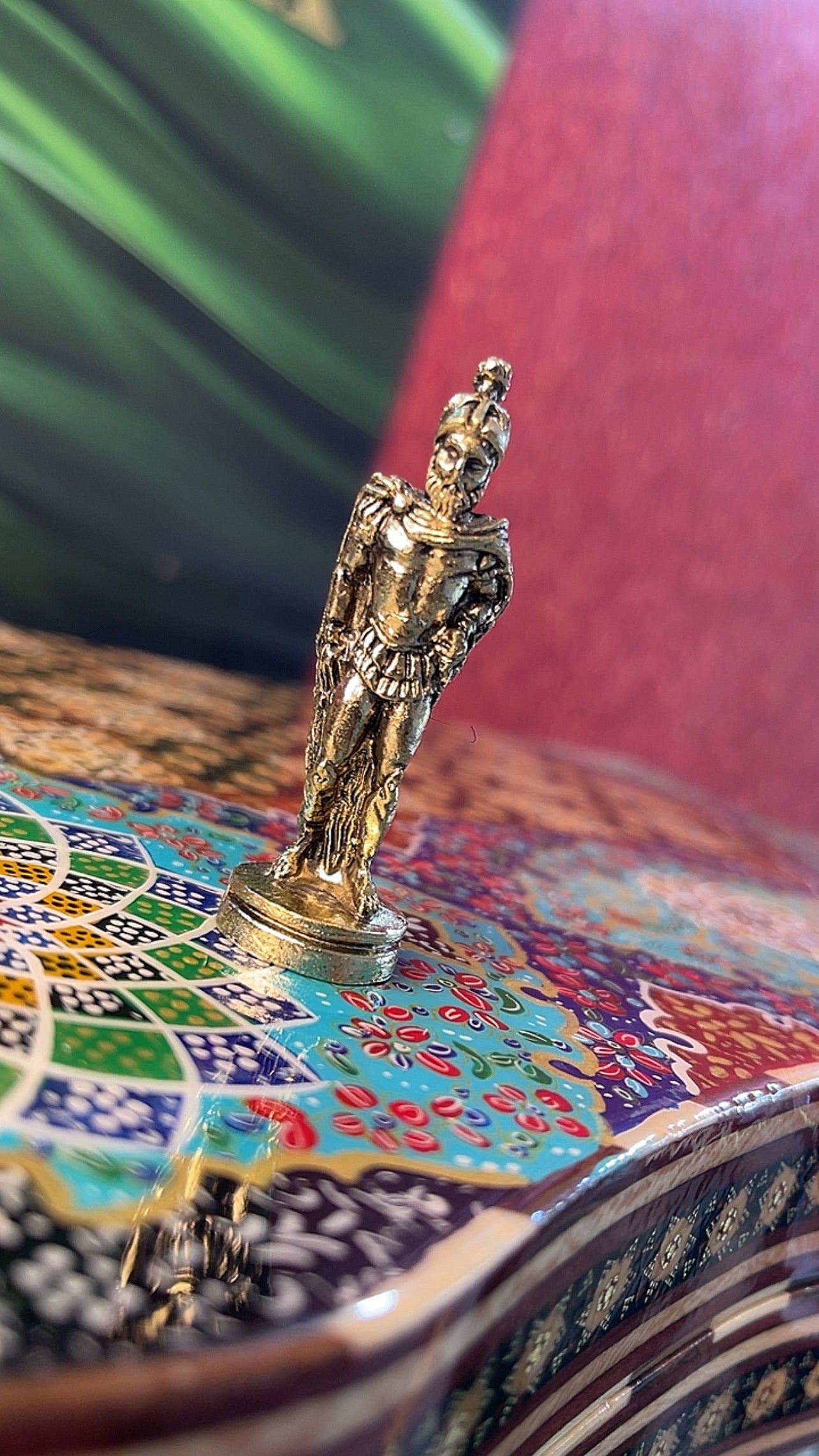 السعر الف دينار اردني طاولي صناعة يدويه بالكامل قطعه واحده مع جنود براص واحجار الطاولي واحده فقط الرجاء عدم الاحراج