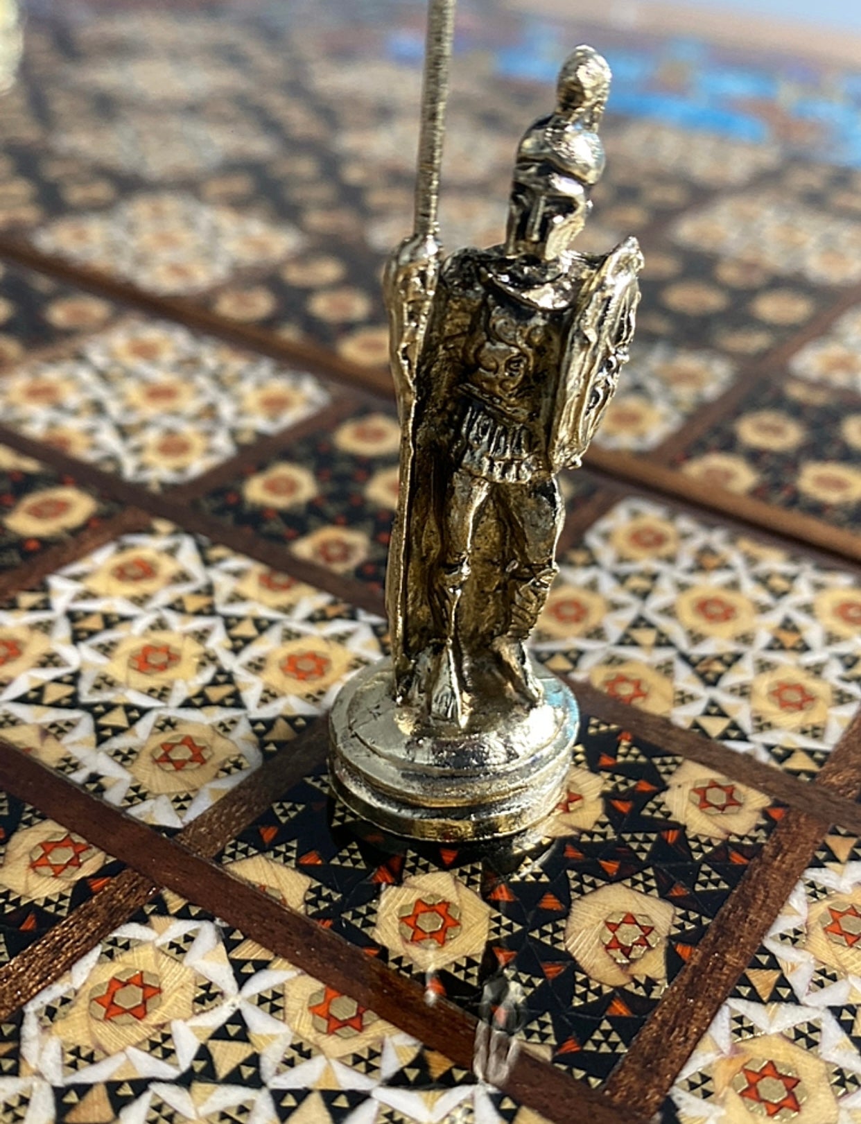 طاولي + شطرنج  زخرفة سوداء راقية صناعة يدوية - جنطة جلد فاخرة السعر بدون احجار شطرنج ٥٥٠ الف ومع احجار شطرنج ٦٥٠ الف