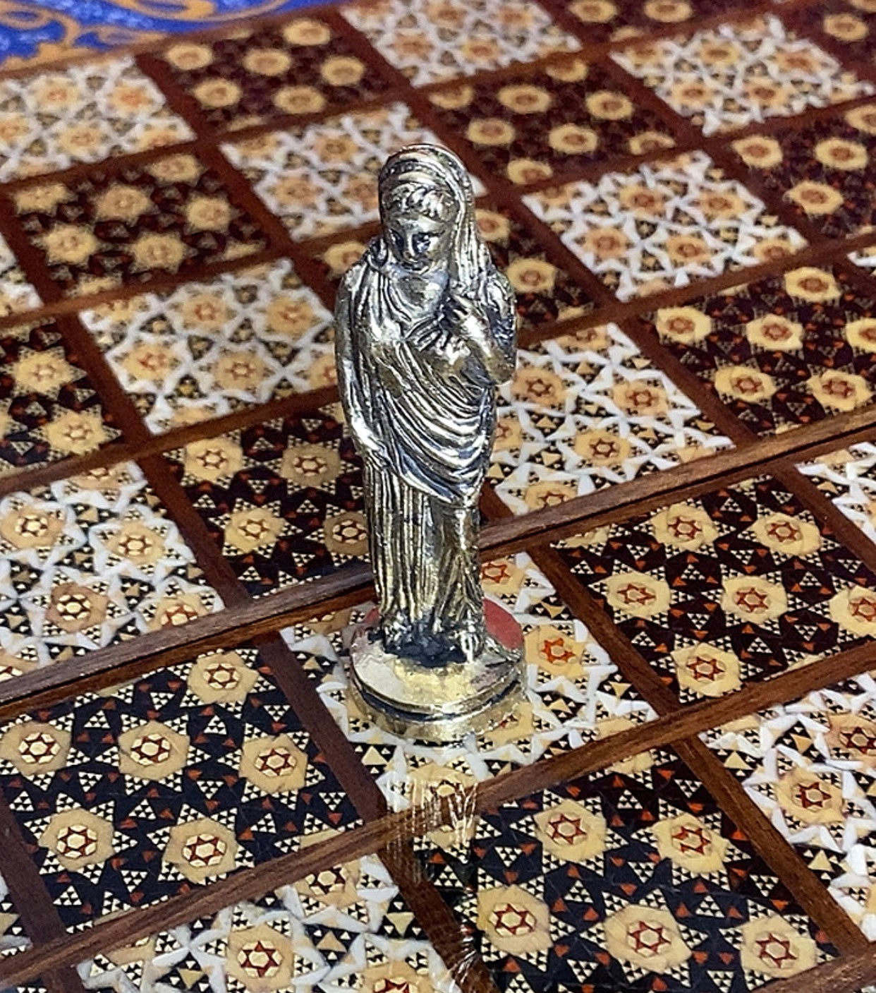 تحفة فنية صناعة يدوية - طاولي و شطرنج رسمة واحدة فقط يعني الحبة الوحيدة في العراق - احجار الطاولي و الشطرنج صناعة يدوي  بادق التفاصيل (t5)