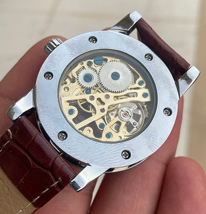 الفكرة ببساطة الساعة من مصنع ساعات انت بتصنع ساعة يدوياً - هذي الساعة تصميمي ركزت بيها على الوزن و ماكينة يدوية  فينتج - حبة واحدة فقط