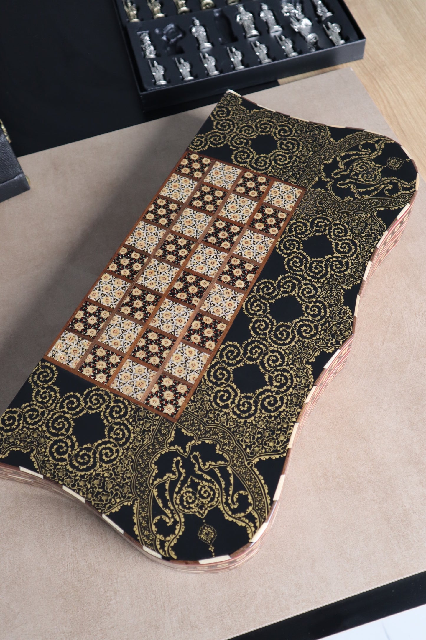 طاولي + شطرنج  زخرفة سوداء راقية صناعة يدوية - جنطة جلد فاخرة السعر بدون احجار شطرنج ٥٥٠ الف ومع احجار شطرنج ٦٥٠ الف