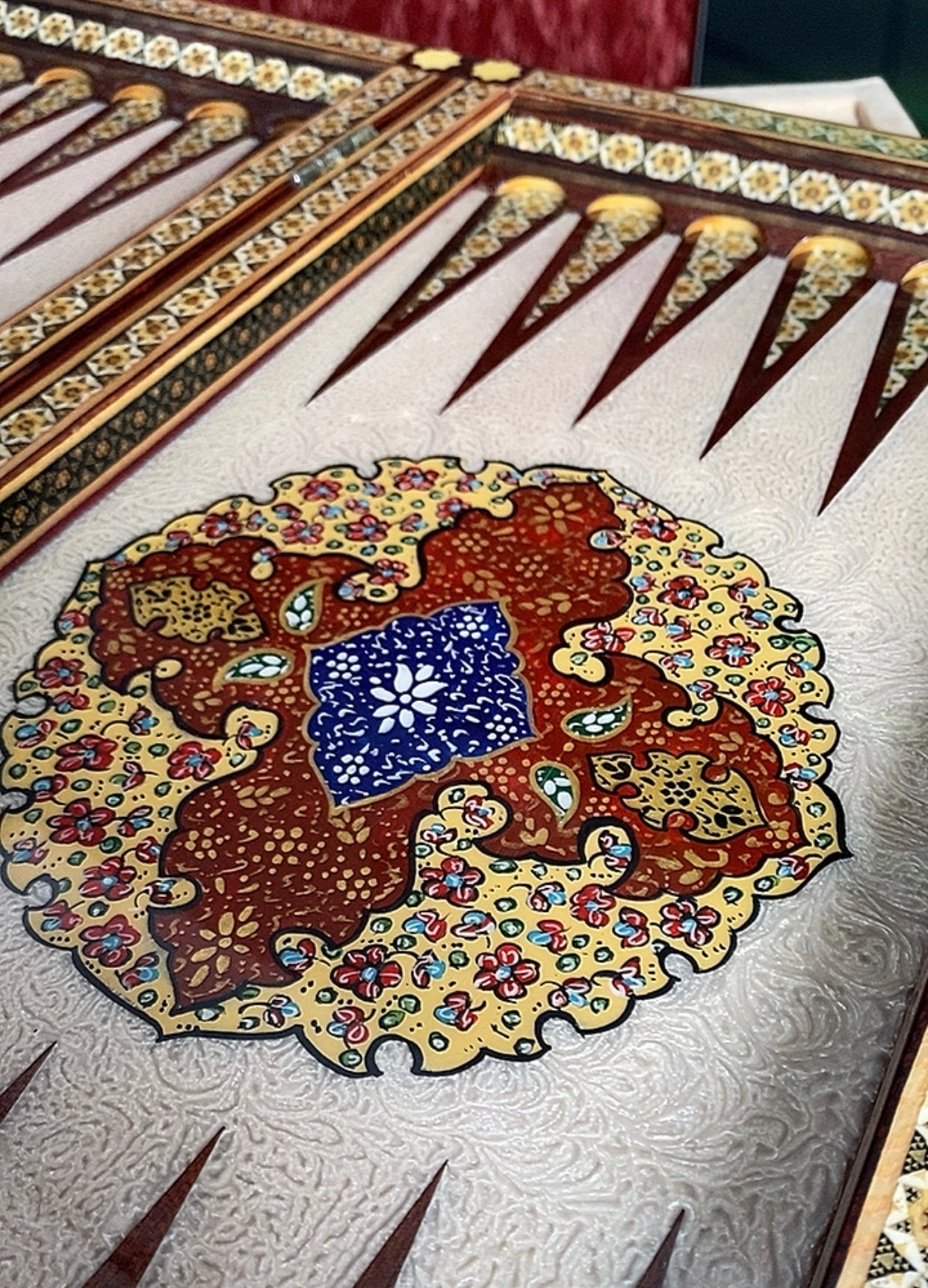 تحفة فنية صناعة يدوية - طاولي و شطرنج رسمة واحدة فقط يعني الحبة الوحيدة في العراق - احجار الطاولي و الشطرنج صناعة يدوي  بادق التفاصيل (t1)