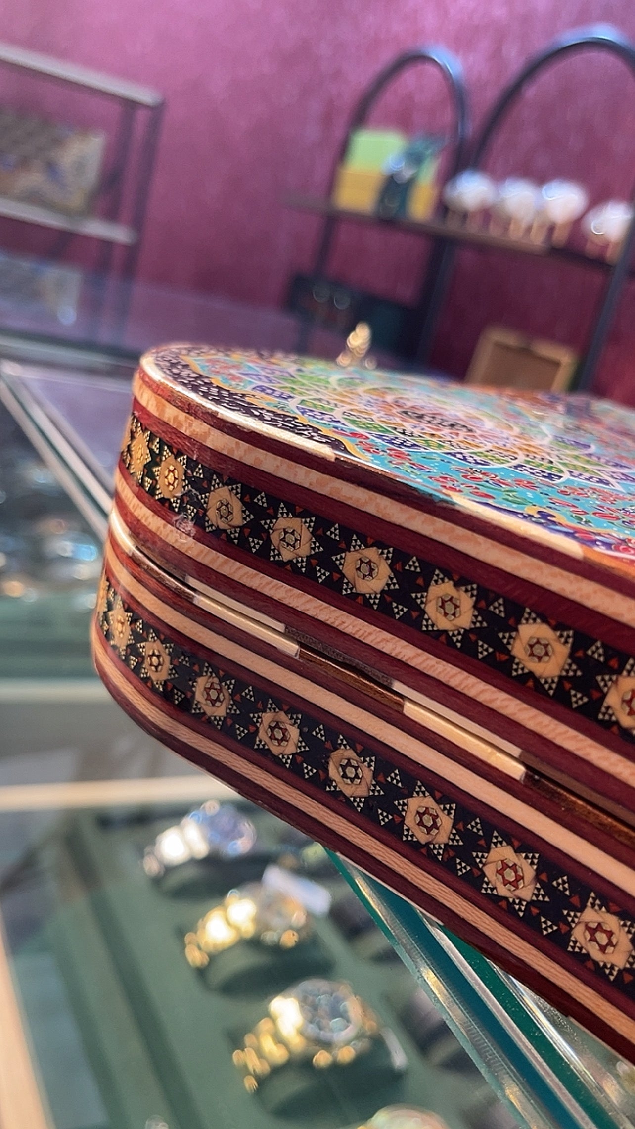 السعر الف دينار اردني طاولي صناعة يدويه بالكامل قطعه واحده مع جنود براص واحجار الطاولي واحده فقط الرجاء عدم الاحراج