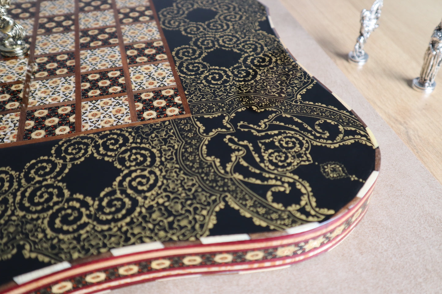 طاولي + شطرنج  زخرفة سوداء راقية صناعة يدوية - جنطة جلد فاخرة السعر بدون احجار شطرنج ٥٥٠ الف ومع احجار شطرنج ٦٥٠ الف