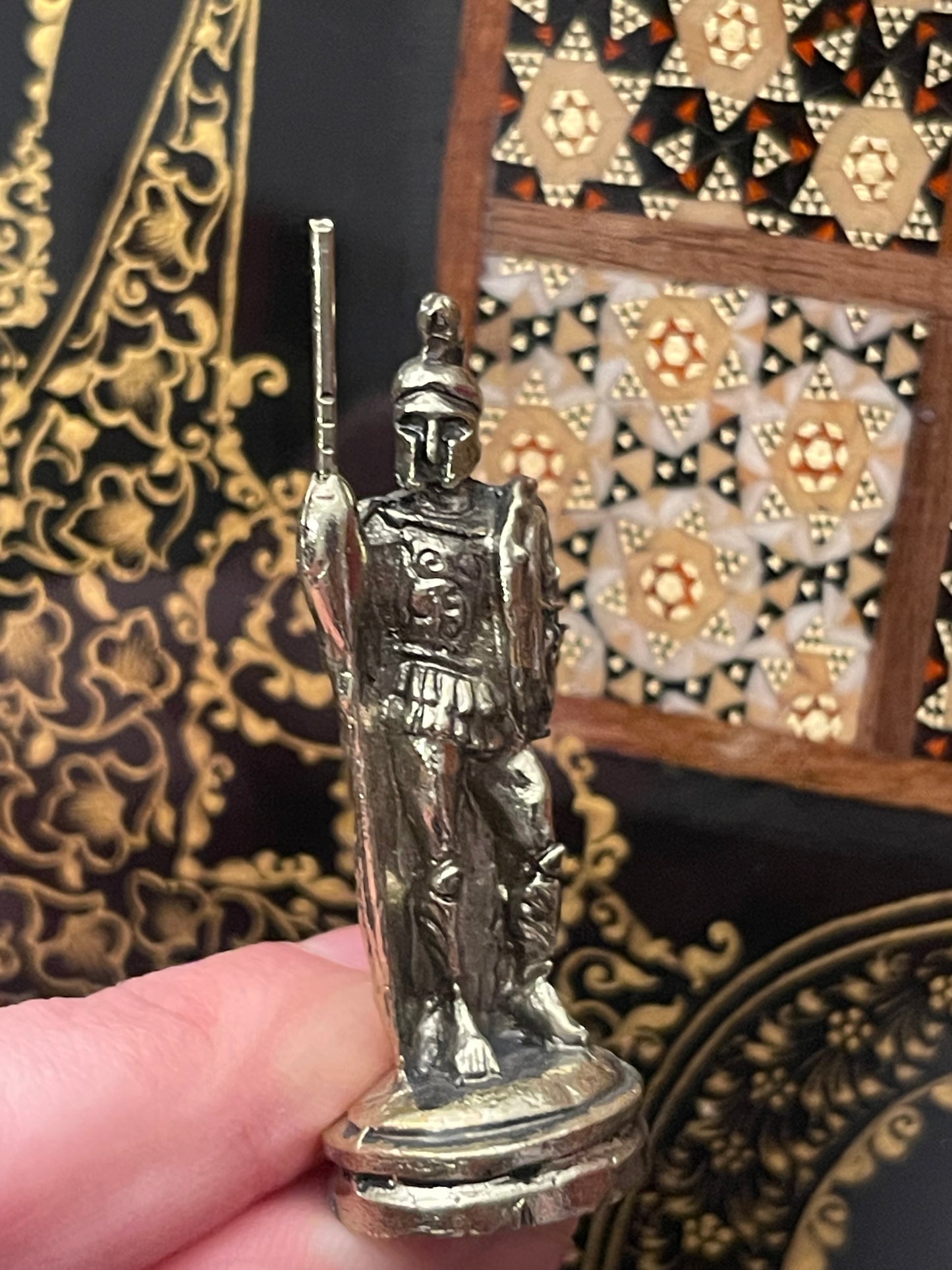 قطعه واحدة طاولي صناعة يدوية بالكامل اسود ملكي مع جنود براص اصلي وجنطة جلد فاخره