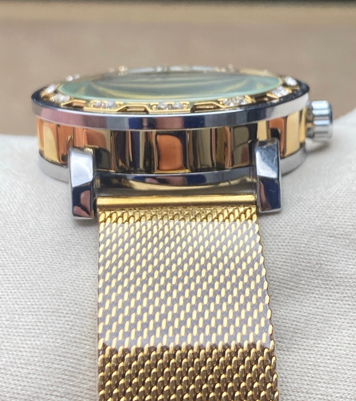 ساعة تايتان جولد اوتوماتيك اصدار 2024