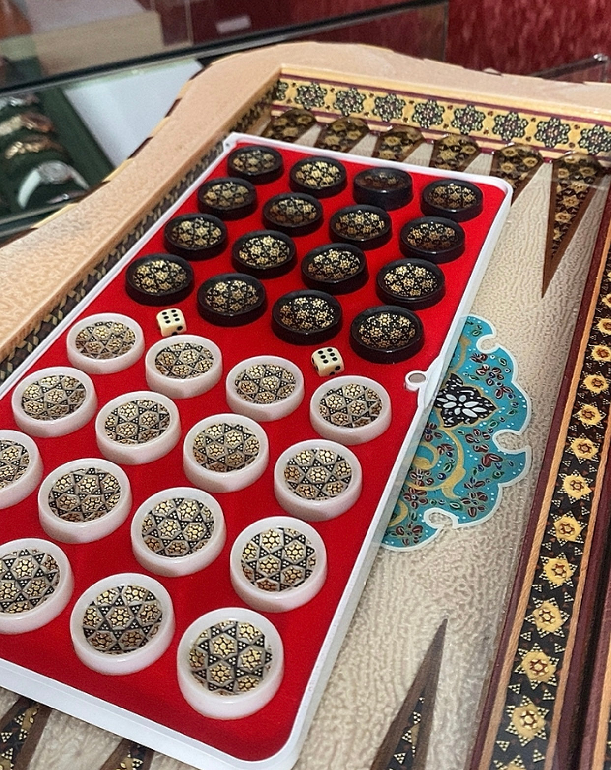 تحفة فنية صناعة يدوية - طاولي و شطرنج رسمة واحدة فقط يعني الحبة الوحيدة في العراق - احجار الطاولي و الشطرنج صناعة يدوي  بادق التفاصيل (t3)