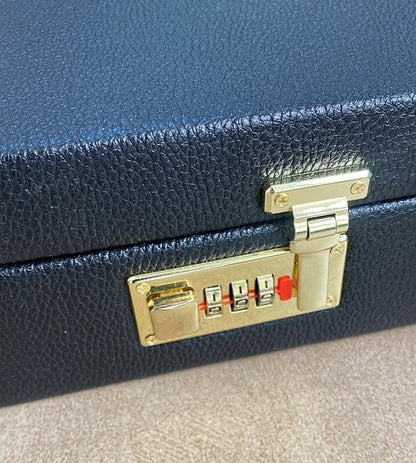 طاولي + شطرنج  زخرفة سوداء راقية صناعة يدوية - جنطة جلد فاخرة السعر بدون احجار شطرنج ٥٥٠ الف ومع احجار شطرنج ٦٥٠ الف