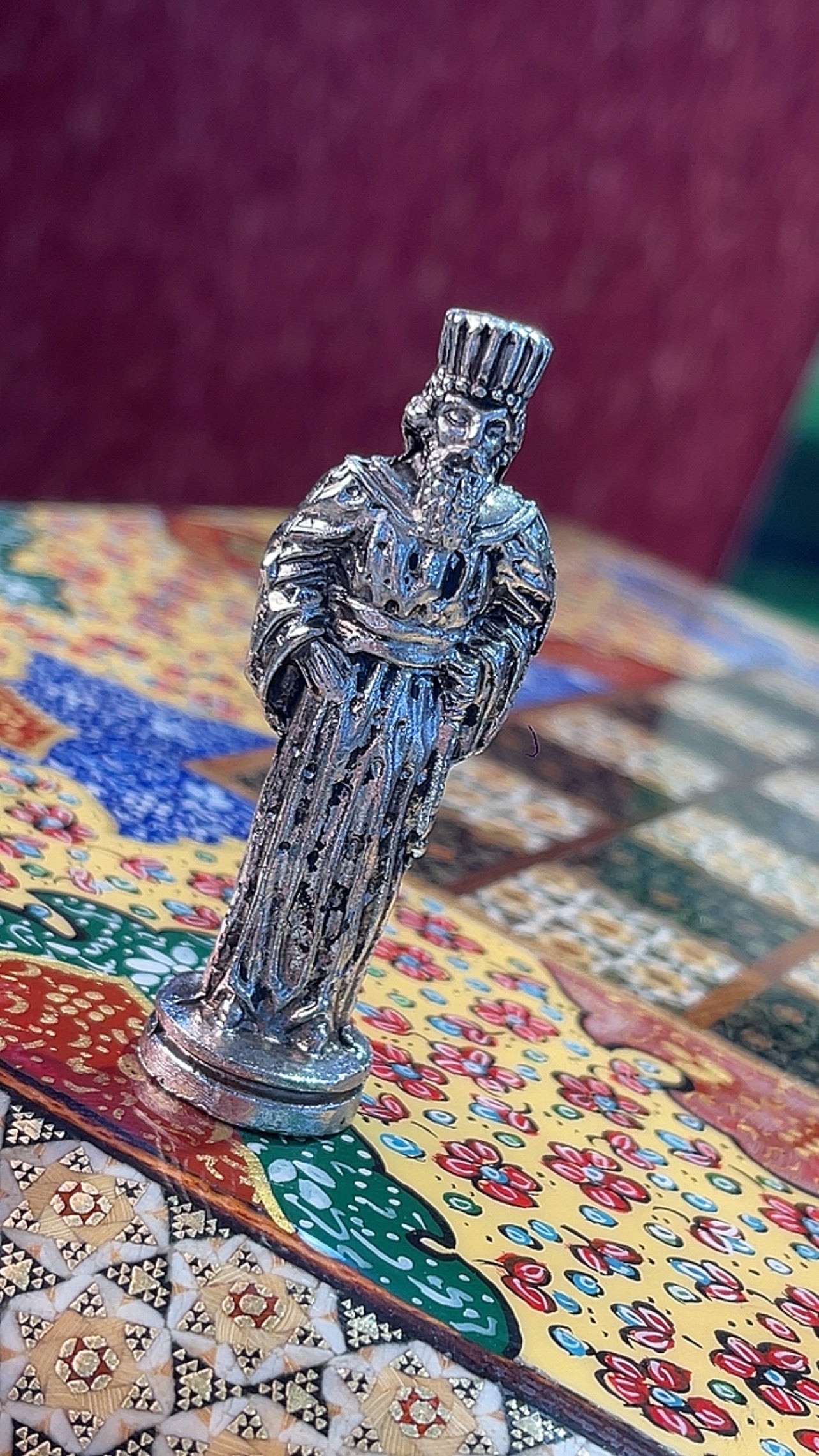 طاولي صناعة يدويه بالكامل قطعه واحده مع جنود براص واحجار الطاولي واحده فقط الرجاء عدم الاحراج
