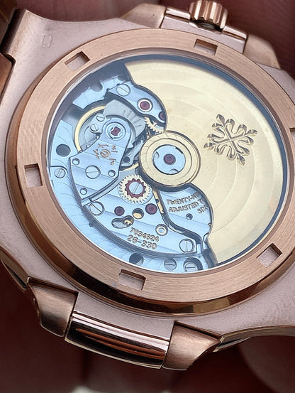 باتيك فيليب نوتلس روز جولد ستراب جلد بني و مينا اومبريه- كلين طبق الاصل لا تميز