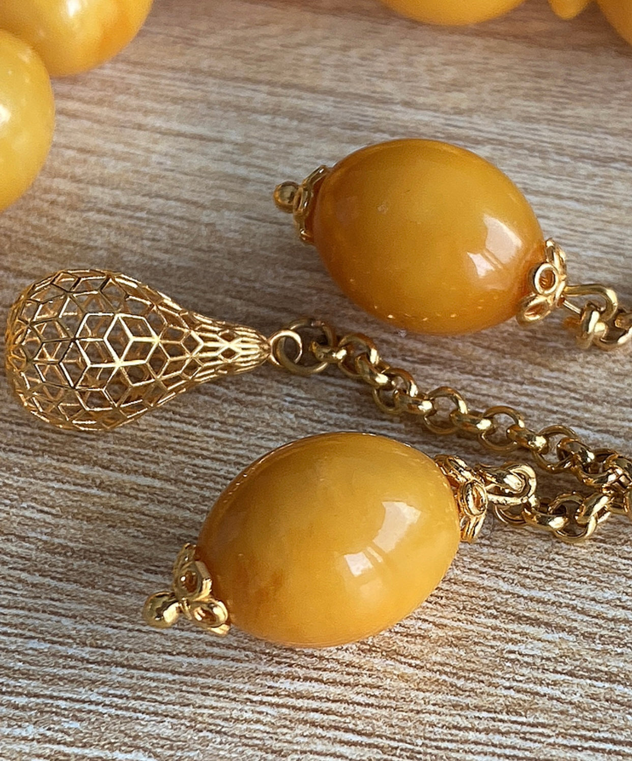 قطعة واحدة سبحة كهرب  ألماني  كبس، حجر كهرب خام طبيعي ١٠٠ بال ١٠٠ من دون اية مواد مضافه - الذهب اللي بالسبحة خام عيار 21 (S Gold)