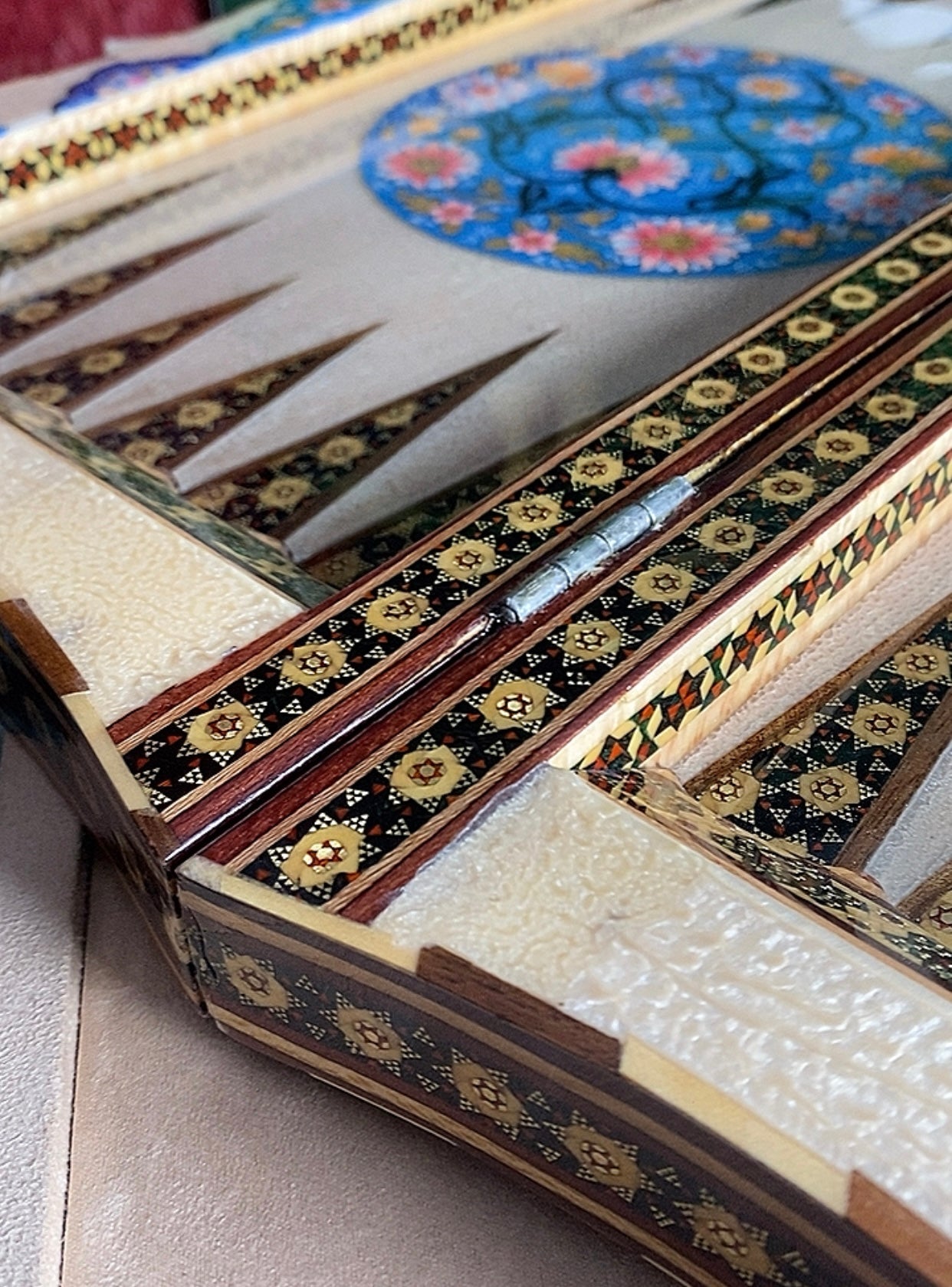 تحفة فنية صناعة يدوية - طاولي و شطرنج رسمة واحدة فقط يعني الحبة الوحيدة في العراق - احجار الطاولي و الشطرنج صناعة يدوي  بادق التفاصيل (t5)