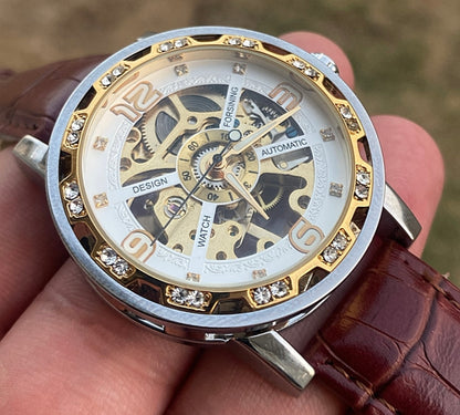 الفكرة ببساطة الساعة من مصنع ساعات انت بتصنع ساعة يدوياً - هذي الساعة تصميمي ركزت بيها على الوزن و ماكينة يدوية  فينتج - حبة واحدة فقط