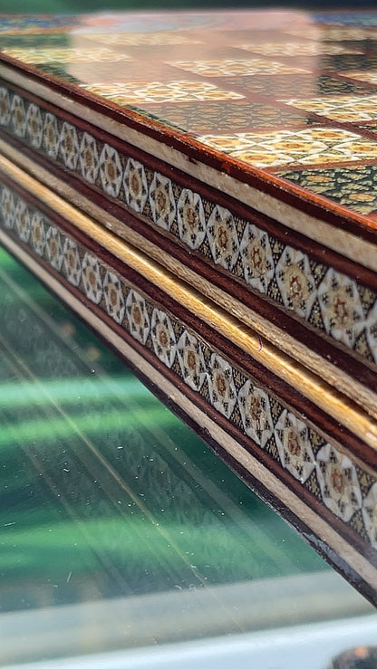 طاولي صناعة يدويه بالكامل قطعه واحده مع جنود براص واحجار الطاولي واحده فقط الرجاء عدم الاحراج