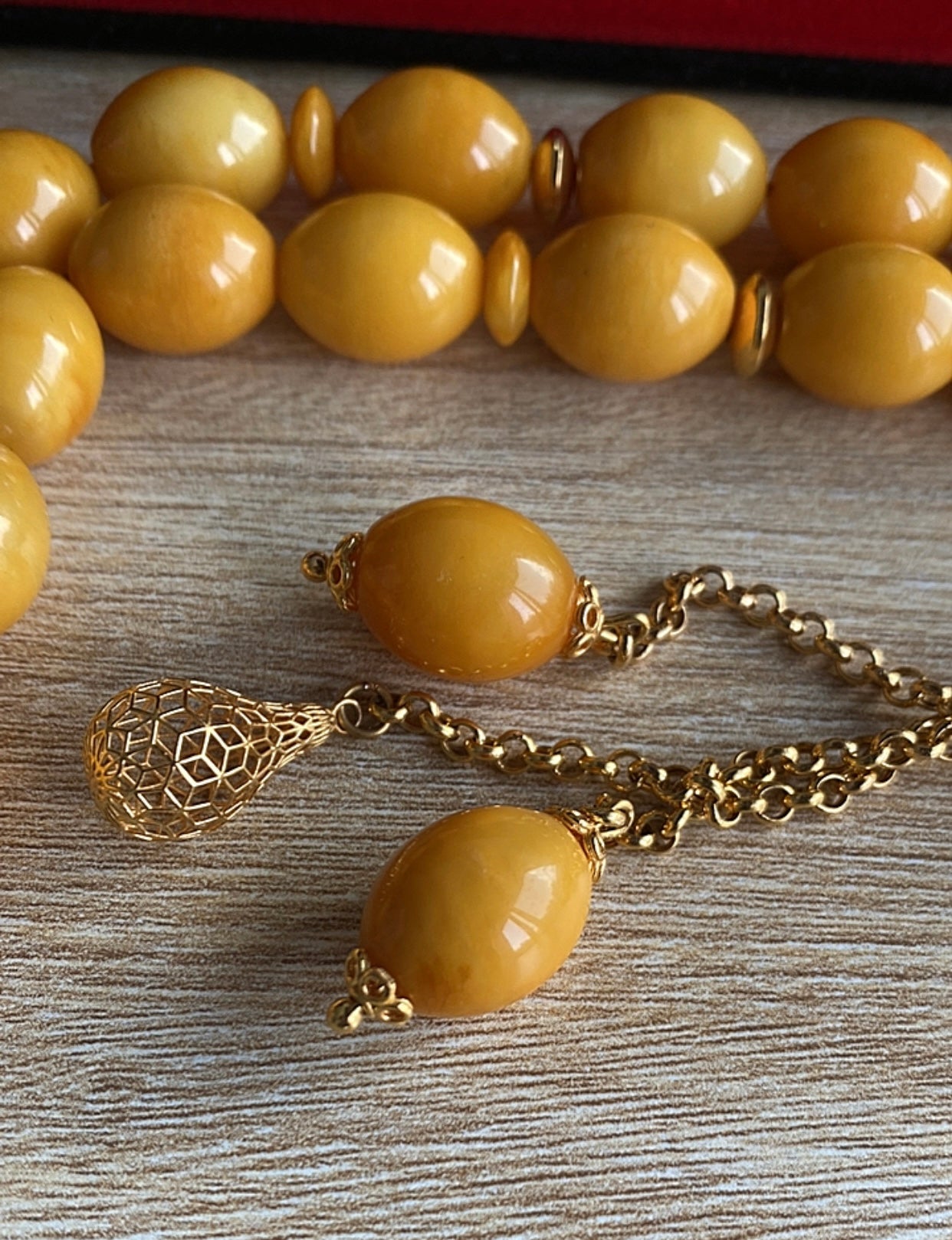 قطعة واحدة سبحة كهرب  ألماني  كبس، حجر كهرب خام طبيعي ١٠٠ بال ١٠٠ من دون اية مواد مضافه - الذهب اللي بالسبحة خام عيار 21 (S Gold)