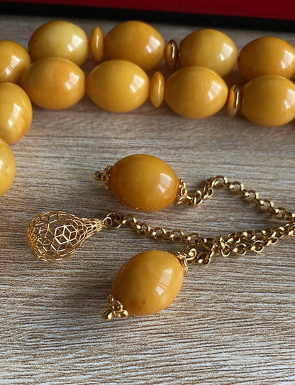 قطعة واحدة سبحة كهرب  ألماني  كبس، حجر كهرب خام طبيعي ١٠٠ بال ١٠٠ من دون اية مواد مضافه - الذهب اللي بالسبحة خام عيار 21 (S Gold)