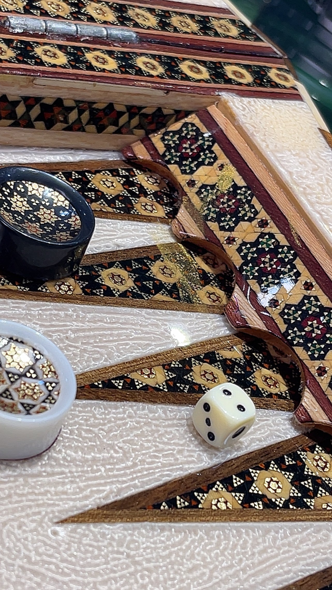 السعر الف دينار اردني طاولي صناعة يدويه بالكامل قطعه واحده مع جنود براص واحجار الطاولي واحده فقط الرجاء عدم الاحراج