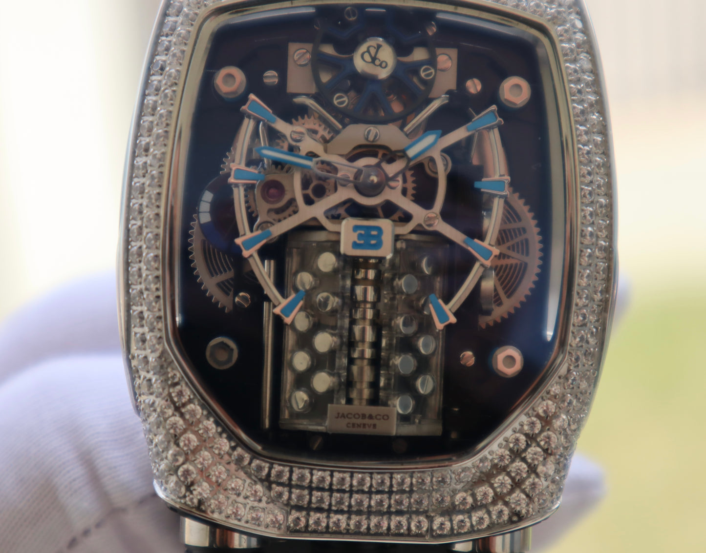 ساعة جاكوب اند كو اصدار خاص بوجاتي شيرون دايموند - حبة واحدة لأول شخص