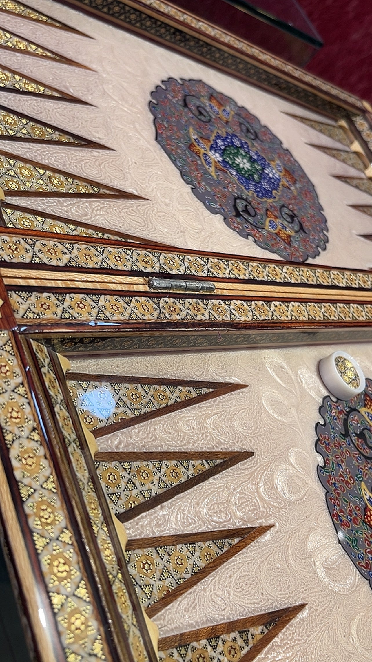 طاولي صناعة يدويه بالكامل قطعه واحده مع جنود براص واحجار الطاولي واحده فقط الرجاء عدم الاحراج