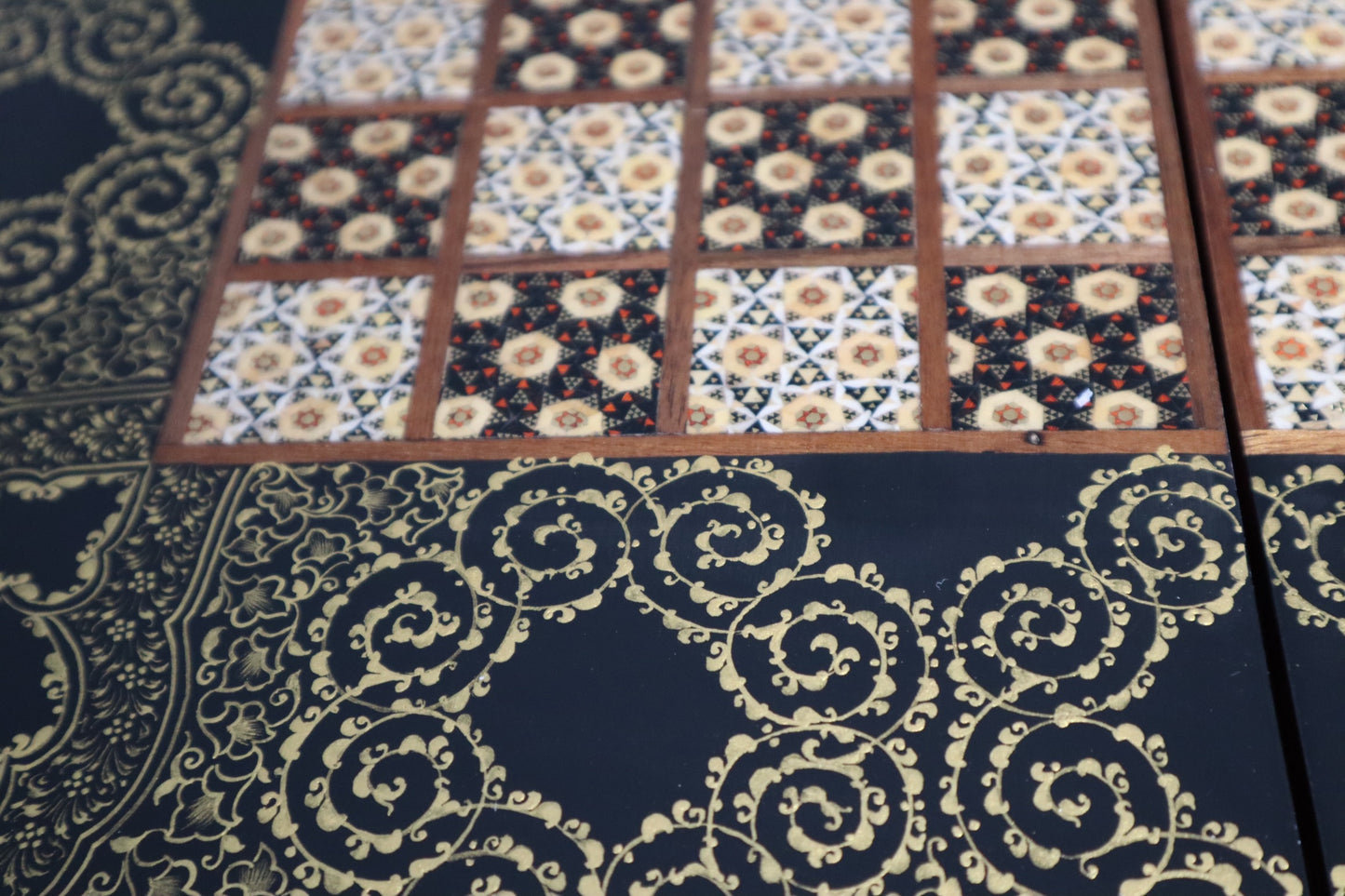 طاولي + شطرنج  زخرفة سوداء راقية صناعة يدوية - جنطة جلد فاخرة السعر بدون احجار شطرنج ٥٥٠ الف ومع احجار شطرنج ٦٥٠ الف