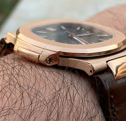 باتيك فيليب نوتلس روز جولد ستراب جلد بني و مينا اومبريه- كلين طبق الاصل لا تميز