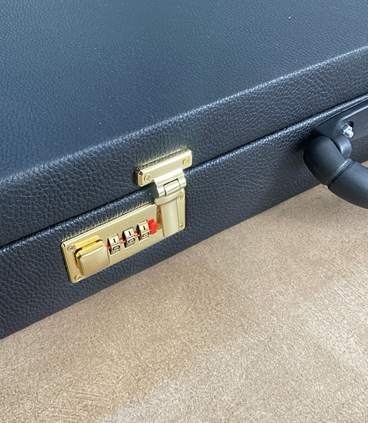 طاولي + شطرنج  زخرفة سوداء راقية صناعة يدوية - جنطة جلد فاخرة السعر بدون احجار شطرنج ٥٥٠ الف ومع احجار شطرنج ٦٥٠ الف