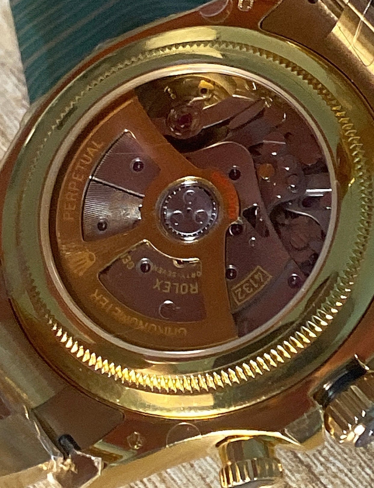 40 mm رولكس دايتونا ذهب أصفر بقرص أسود وسناتر بيضاء