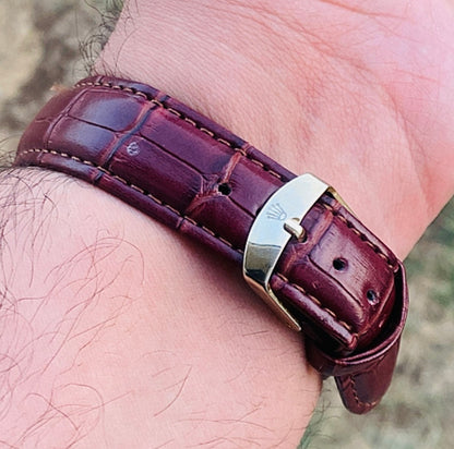 الفكرة ببساطة الساعة من مصنع ساعات انت بتصنع ساعة يدوياً - هذي الساعة تصميمي ركزت بيها على الوزن و ماكينة يدوية  فينتج - حبة واحدة فقط