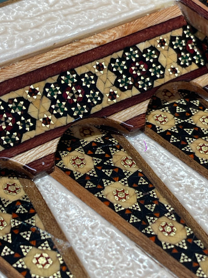 طاولي صناعة يدويه بالكامل قطعه واحده مع جنود براص واحجار الطاولي واحده فقط الرجاء عدم الاحراج