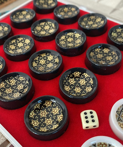 طاولي + شطرنج  زخرفة سوداء راقية صناعة يدوية - جنطة جلد فاخرة السعر بدون احجار شطرنج ٥٥٠ الف ومع احجار شطرنج ٦٥٠ الف