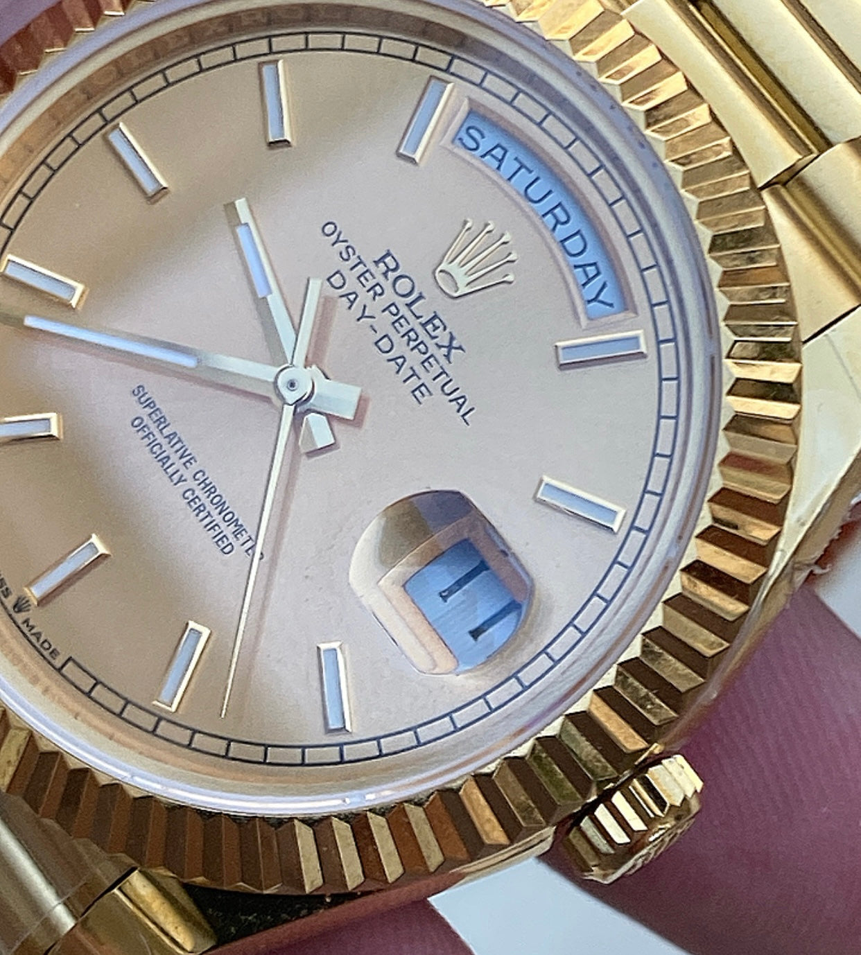 رولكس داي ديت يالو جولد ذهب اصفر- كلين طبق الاصل لاتفرق - الذهب طلاء عيار ١٨  ماكينة مطابقة لرواكس الاصلية - سيريال حقيقي محفور عالساعة