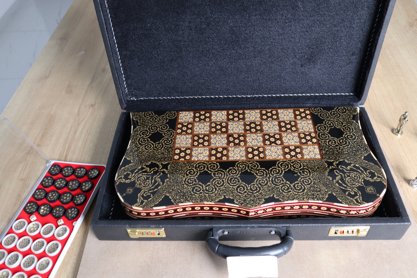 طاولي + شطرنج  زخرفة سوداء راقية صناعة يدوية - جنطة جلد فاخرة السعر بدون احجار شطرنج ٥٥٠ الف ومع احجار شطرنج ٦٥٠ الف