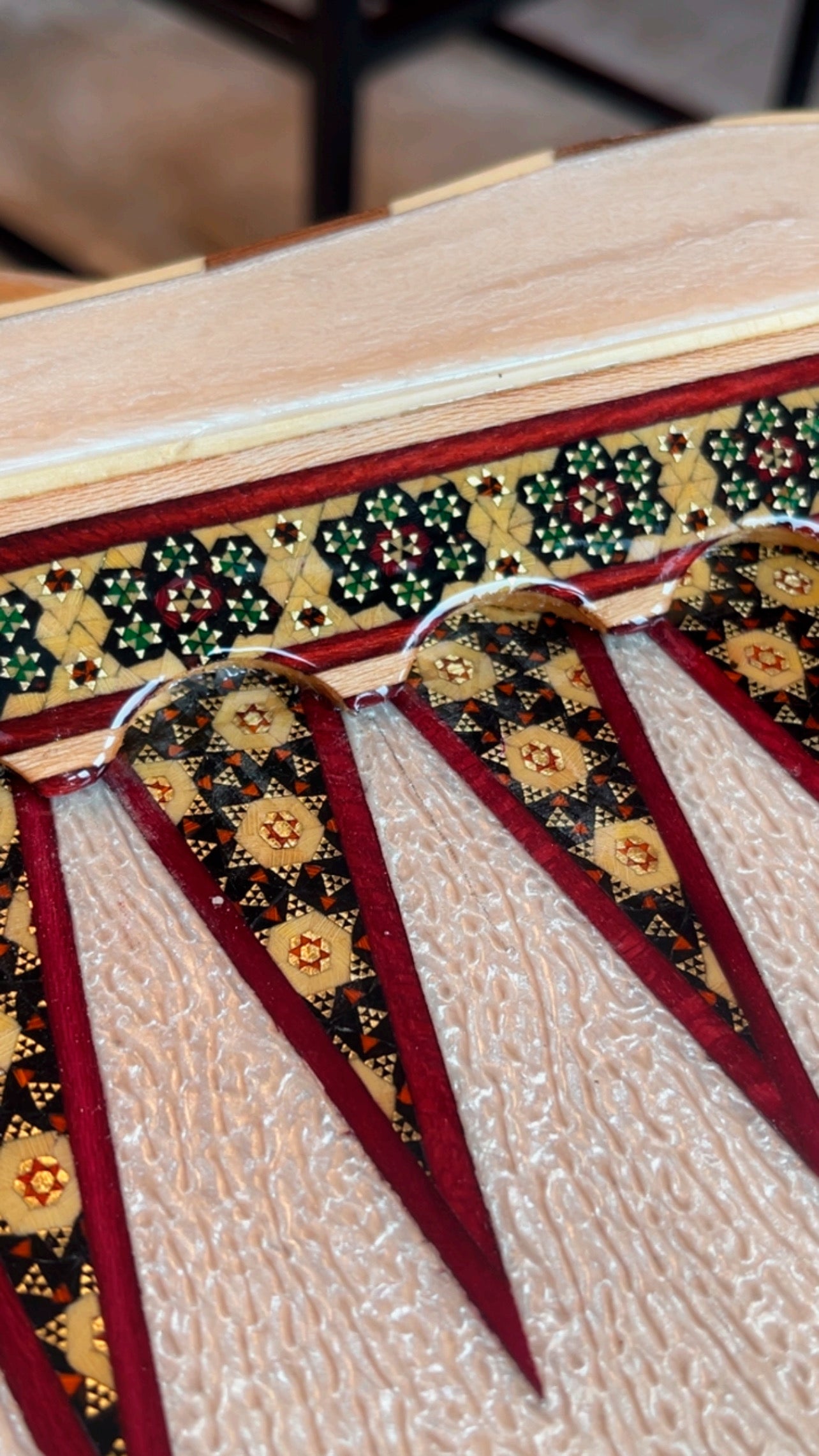 طاولي صناعة يدويه بالكامل قطعه واحده مع جنود براص واحجار الطاولي واحده فقط الرجاء عدم الاحراج