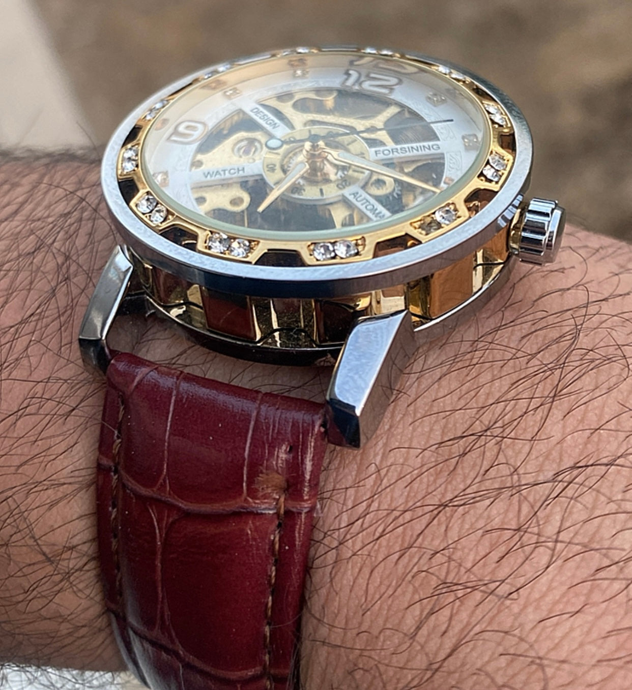 الفكرة ببساطة الساعة من مصنع ساعات انت بتصنع ساعة يدوياً - هذي الساعة تصميمي ركزت بيها على الوزن و ماكينة يدوية  فينتج - حبة واحدة فقط