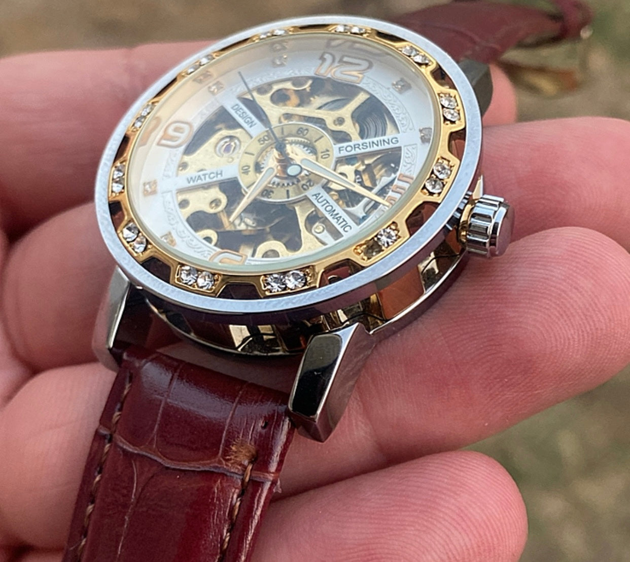 الفكرة ببساطة الساعة من مصنع ساعات انت بتصنع ساعة يدوياً - هذي الساعة تصميمي ركزت بيها على الوزن و ماكينة يدوية  فينتج - حبة واحدة فقط