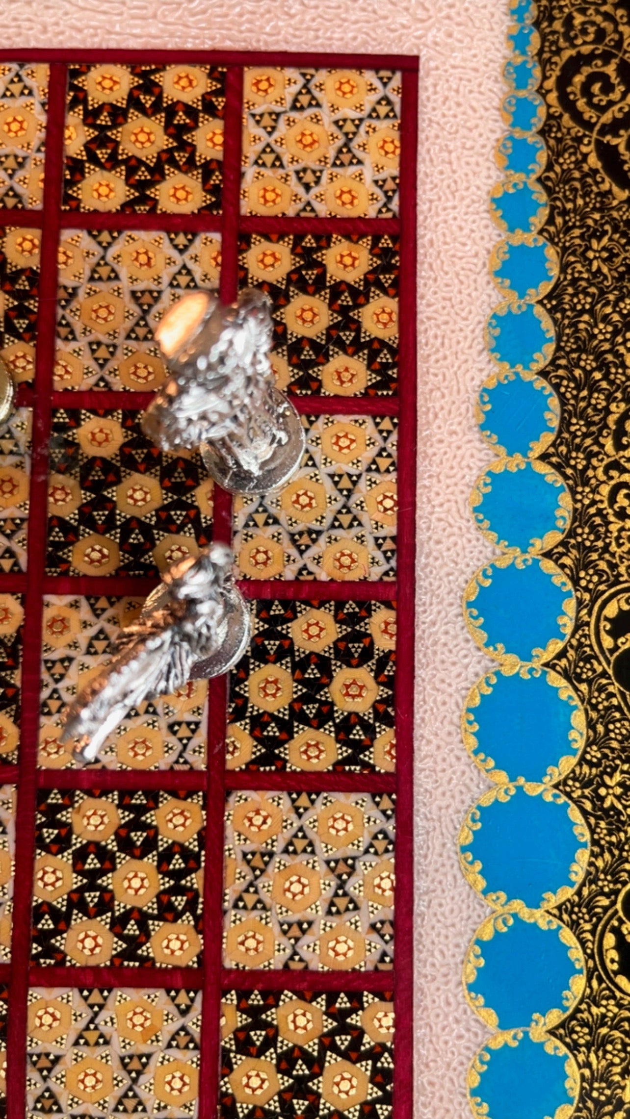 طاولي صناعة يدويه بالكامل قطعه واحده مع جنود براص واحجار الطاولي واحده فقط الرجاء عدم الاحراج