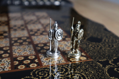 طاولي + شطرنج  زخرفة سوداء راقية صناعة يدوية - جنطة جلد فاخرة السعر بدون احجار شطرنج ٥٥٠ الف ومع احجار شطرنج ٦٥٠ الف