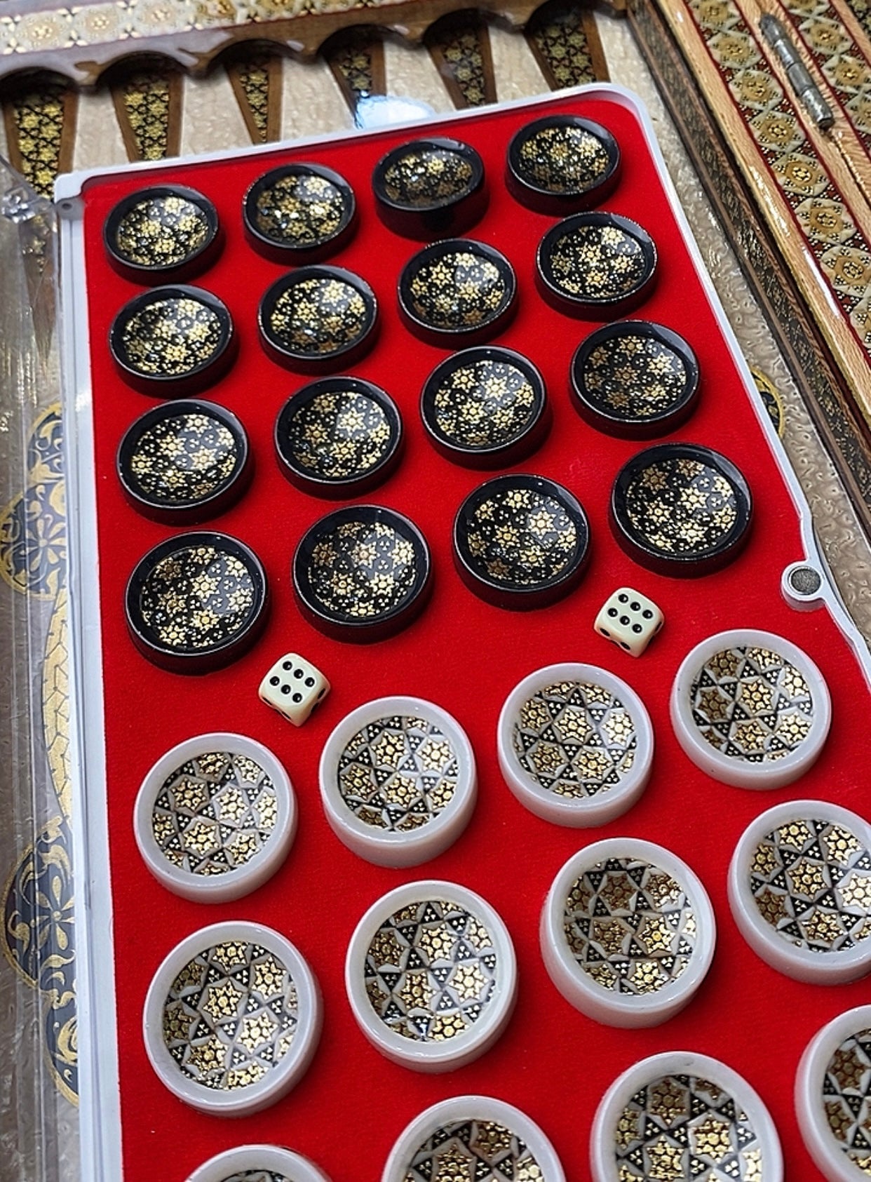 تحفة فنية صناعة يدوية - طاولي و شطرنج رسمة واحدة فقط يعني الحبة الوحيدة في العراق - احجار الطاولي و الشطرنج صناعة يدوي  بادق التفاصيل