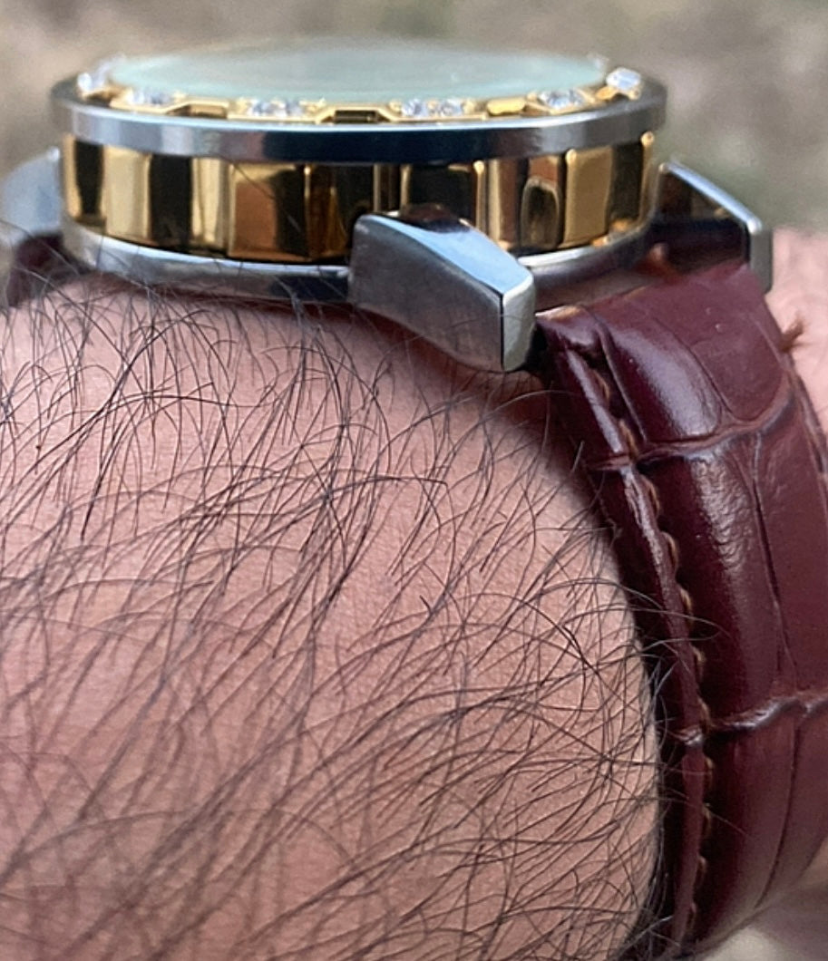 الفكرة ببساطة الساعة من مصنع ساعات انت بتصنع ساعة يدوياً - هذي الساعة تصميمي ركزت بيها على الوزن و ماكينة يدوية  فينتج - حبة واحدة فقط