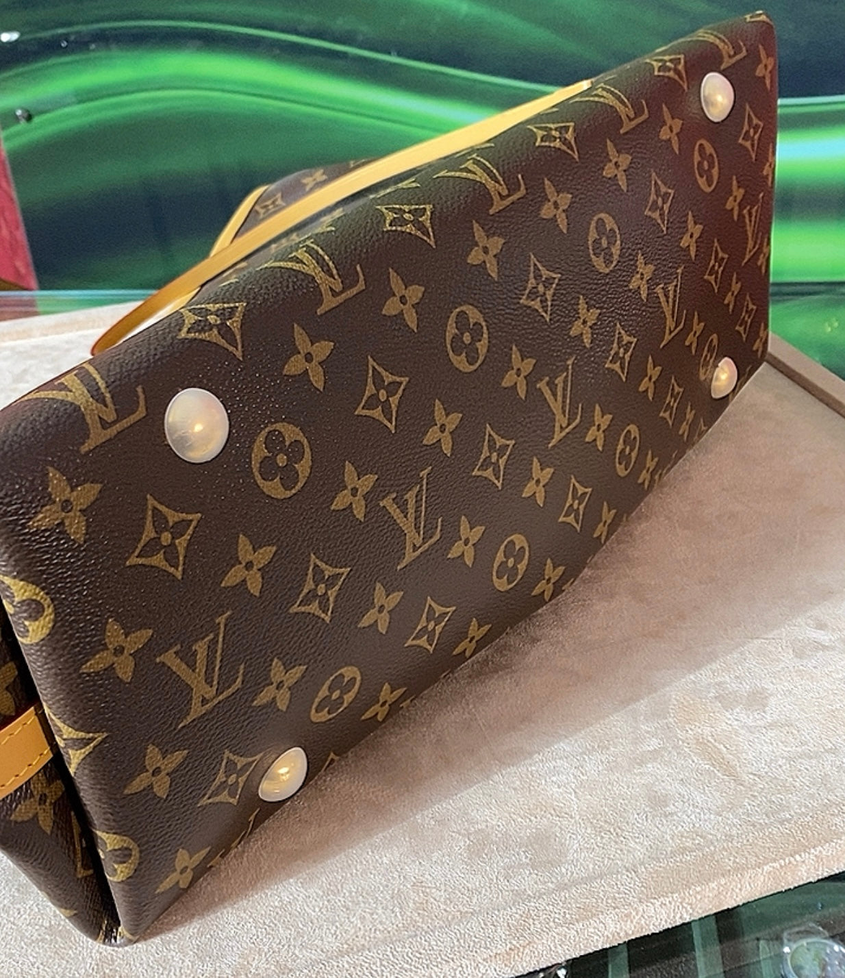 (جنطة وستانلي اصدار خاص  LV Neverfull ) لا تميز عن الاصلية وياها كامل الشهادات