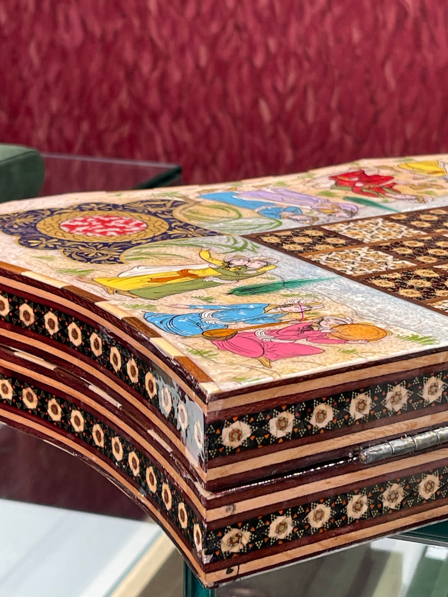 طاولي صناعة يدويه بالكامل قطعه واحده مع جنود براص واحجار الطاولي واحده فقط الرجاء عدم الاحراج