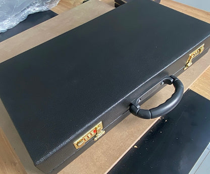 طاولي + شطرنج  زخرفة سوداء راقية صناعة يدوية - جنطة جلد فاخرة السعر بدون احجار شطرنج ٥٥٠ الف ومع احجار شطرنج ٦٥٠ الف