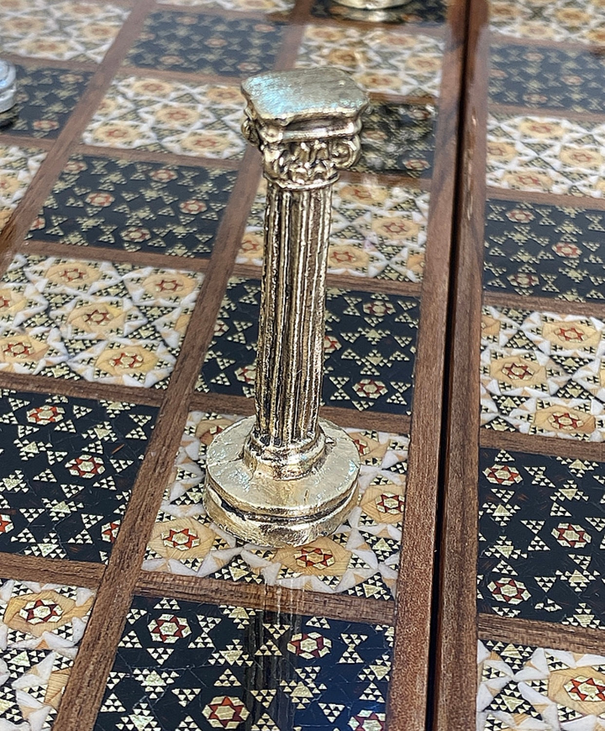 طاولي + شطرنج  زخرفة سوداء راقية صناعة يدوية - جنطة جلد فاخرة السعر بدون احجار شطرنج ٥٥٠ الف ومع احجار شطرنج ٦٥٠ الف