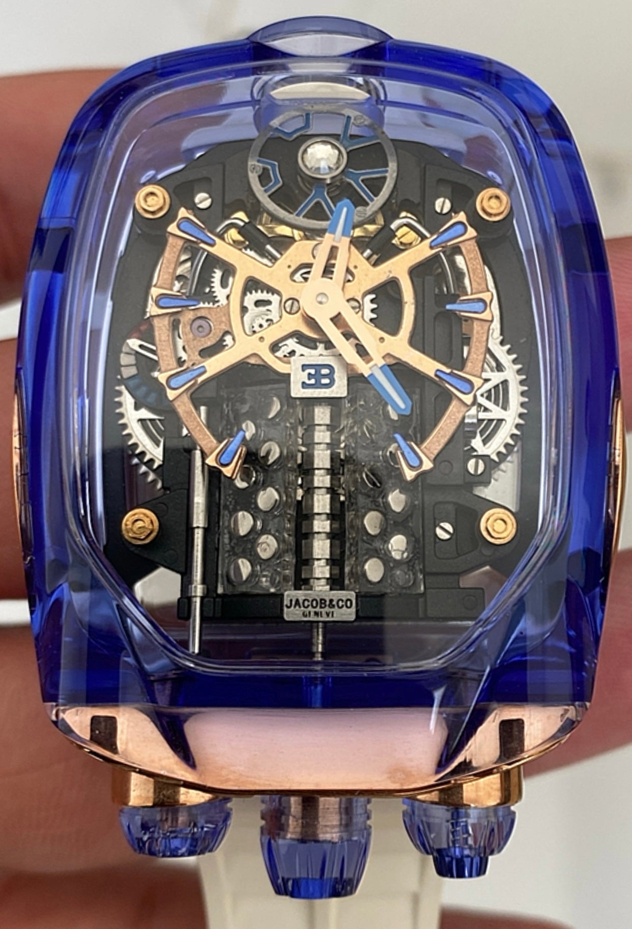 جاكوب اند كو بوجاتي  كلين ماكينة سويسري / اختر اللون متوفر قطعة واحدة من كل لون