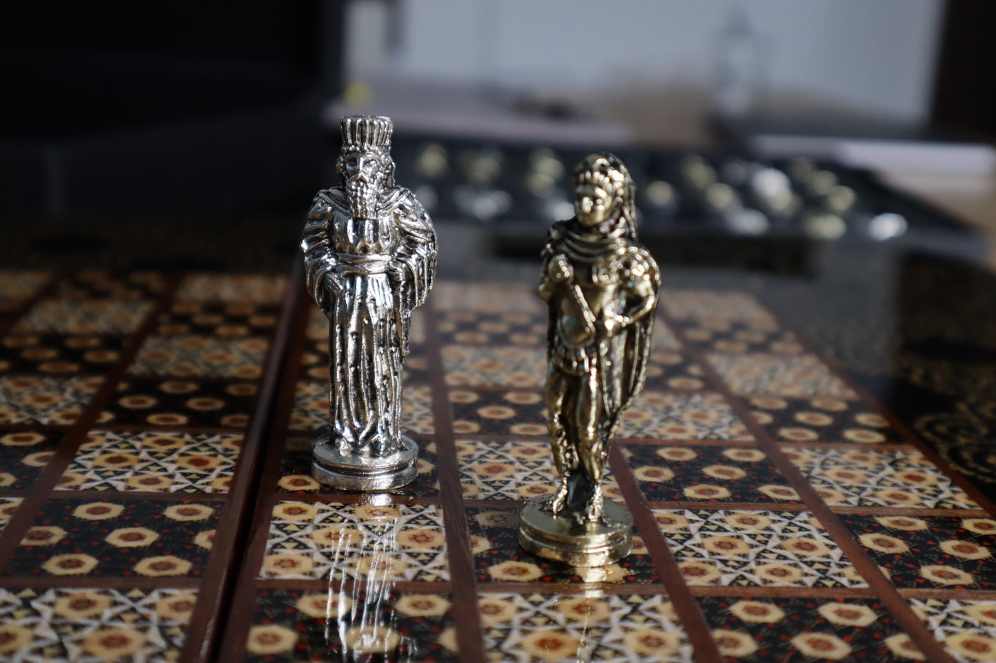 طاولي + شطرنج  زخرفة سوداء راقية صناعة يدوية - جنطة جلد فاخرة السعر بدون احجار شطرنج ٥٥٠ الف ومع احجار شطرنج ٦٥٠ الف