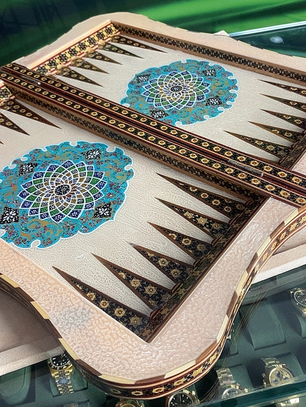 تحفة فنية صناعة يدوية - طاولي و شطرنج رسمة واحدة فقط يعني الحبة الوحيدة في العراق - احجار الطاولي و الشطرنج صناعة يدوي  بادق التفاصيل (t3)