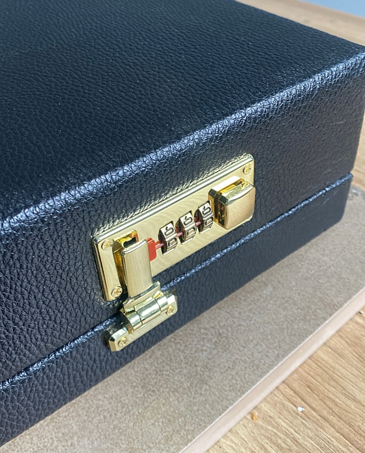 طاولي + شطرنج  زخرفة سوداء راقية صناعة يدوية - جنطة جلد فاخرة السعر بدون احجار شطرنج ٥٥٠ الف ومع احجار شطرنج ٦٥٠ الف