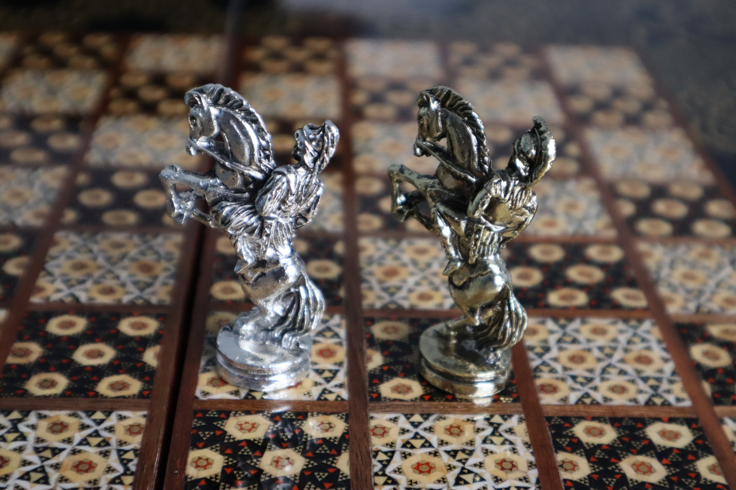 طاولي + شطرنج  زخرفة سوداء راقية صناعة يدوية - جنطة جلد فاخرة السعر بدون احجار شطرنج ٥٥٠ الف ومع احجار شطرنج ٦٥٠ الف