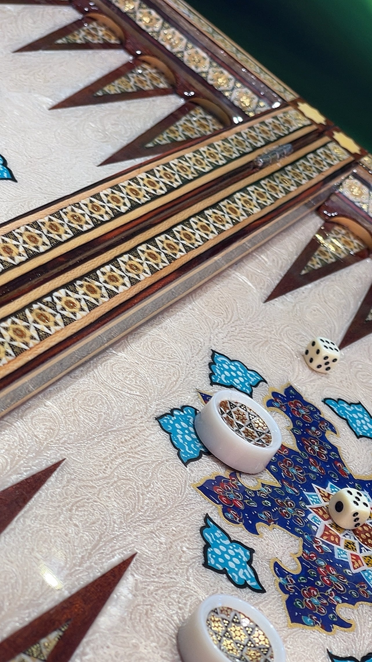 السعر الف دينار طاولي صناعة يدويه بالكامل قطعه واحده مع جنود براص واحجار الطاولي واحده فقط الرجاء عدم الاحراج